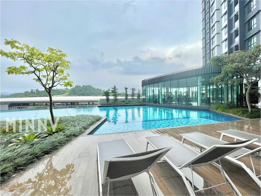 Parkland Batu11 2br Mrt Free Parking #22 *