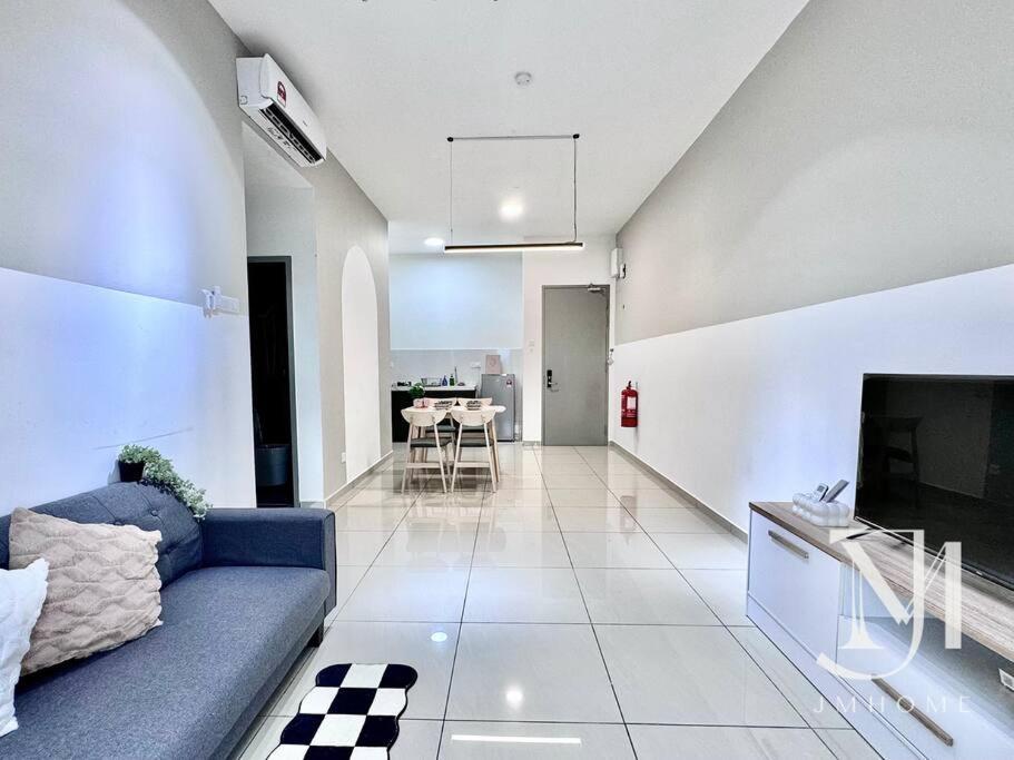 Parkland Batu11 2br Mrt Free Parking #22